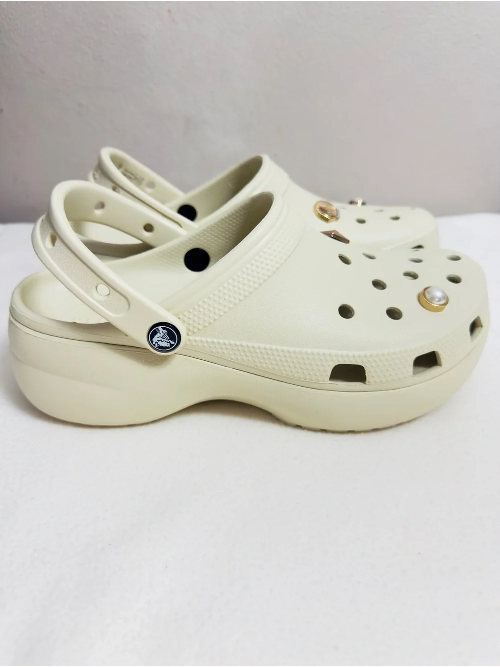 Crocs Classic Platform Clogs Bone Beige Pearl Shell Charms Women's Size 10